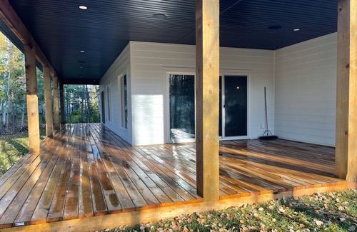 Lac du Bonnet Cabaña | 19TH HOLE on the 13th of Granite Hills, HOT TUB large luxury cabin, Sleeps 14+