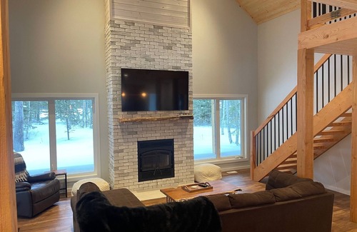 Lac du Bonnet Cabaña | 19TH HOLE on the 13th of Granite Hills, HOT TUB large luxury cabin, Sleeps 14+