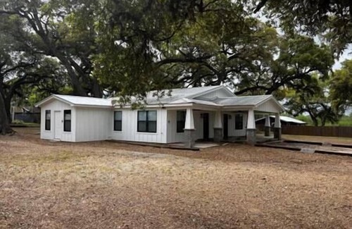 Round Top Casa | 1B- Country Escape Under TX Oaks!