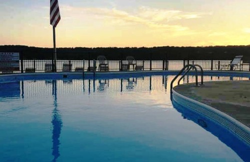 Lake Ozark Condominio | 1bd 1 ba Getaway with private balcony & onsite Boat rental option