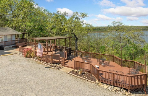 Diamond City Cabina | 1bd/1bath cabin with beautiful views of Bull Shoals Lake in a quiet, peaceful area.