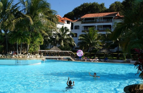 La Mulata Apartamento | 1BD apt in tropical resort with pool/Wi-Fi/TV/parking/AC