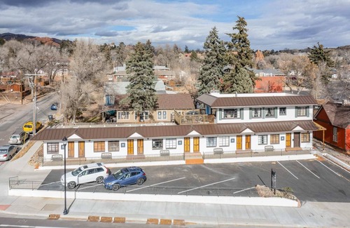 West Colorado Springs Cabina | 1BD Cozy Suiterestaurants & Hiking!dogs Welcome