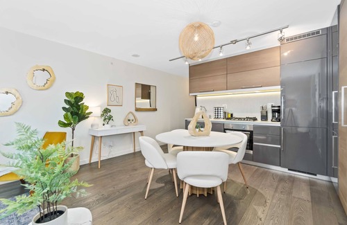 Chinatown Apartamento | 1BD Downtown Vancouver Condo with Free Parking