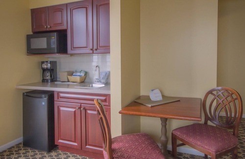 Jamestown Condominio | 1BD/Jamestown - Historic Victorian Resort with Lots of Amenities!