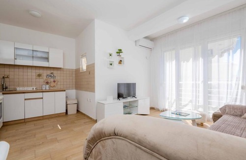 Burtaisi Apartamento | 1bd Modern Apt in Dobra Voda with Roof Access "Moka"