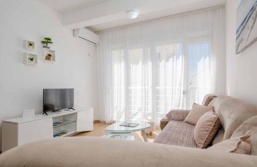 Burtaisi Apartamento | 1bd Modern Apt in Dobra Voda with Roof Access "Moka"