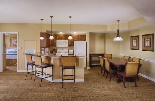Lake Buena Vista Complejo | 1BD/Orlando near Disney - 5 Pools, Hot Tub, Park Shuttle, and Games!