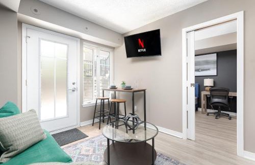 King West Village Casa | 1BD Townhome Walk to Lake!