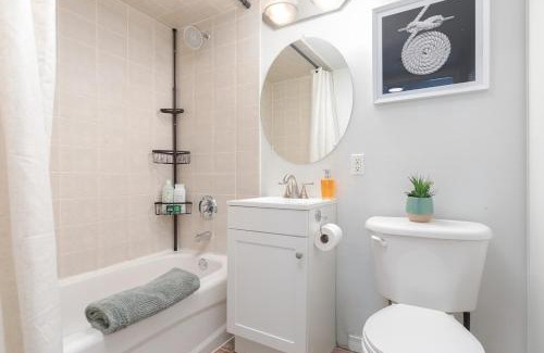 King West Village Casa | 1BD Townhome Walk to Lake!