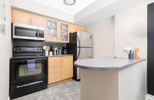 King West Village Casa | 1BD Townhome Walk to Lake!