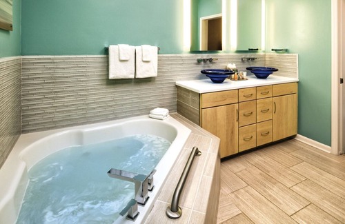 Ocean Drive Complejo | 1BD w/Full Kitchen, Jetted Tub, W/D, FREE PARKING, NO RESORT FEES!!