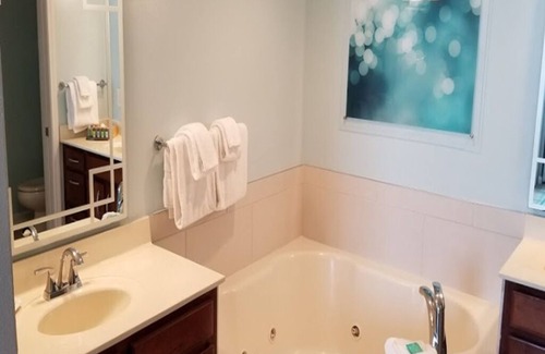 Ocean Drive Complejo | 1BD w/Full Kitchen, Jetted Tub, W/D, FREE PARKING, NO RESORT FEES!!