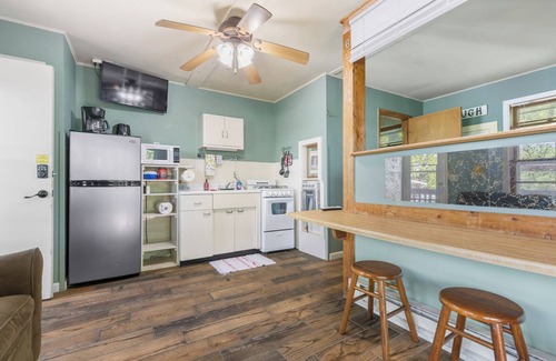 Diamond City Cabina | 1bed/1bath cabin with beautiful views of Bull Shoals Lake.