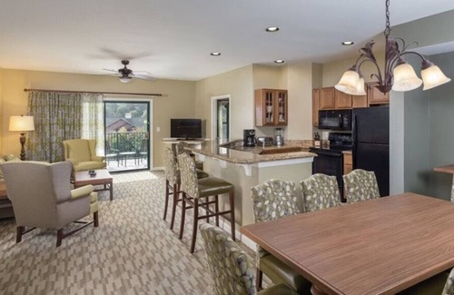 Sevierville Complejo | 1Bed/1Bath - Smoky Mountains Retreat! Stunning Views, Pools, and More!