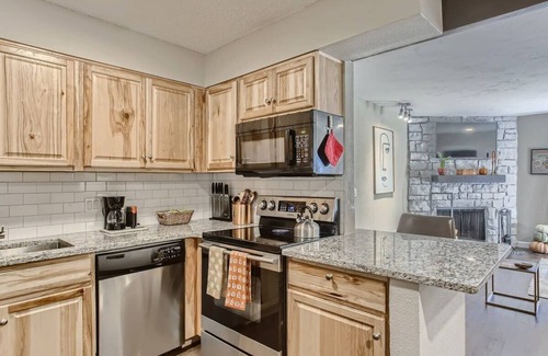 Union Square Condominio | 1Bed 30+Day w/ Pool Access | Lakewood