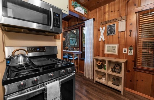 Crestline Casa | 1Bed + Loft | Treetop Hideaway