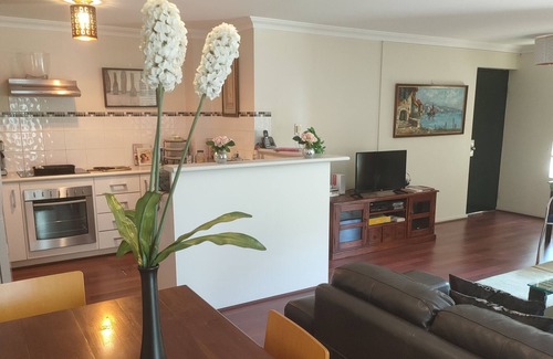 West Perth Apartamento | 1bedroom extremely spacious 5*location kings park apartment. walk to CBD