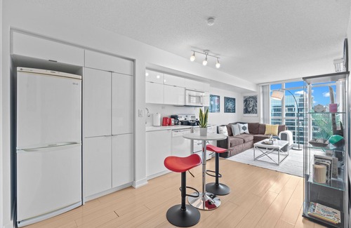 Wellington Place Condominio | 1BR 1 Bath 3 Guests Parking Office Near CN Tower Downtown—By Hostia