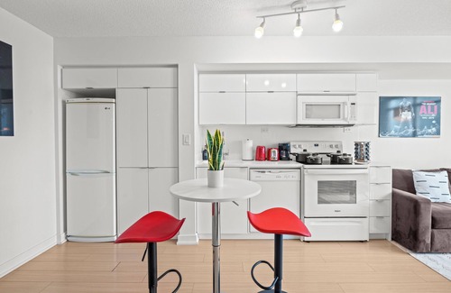 Wellington Place Condominio | 1BR 1 Bath 3 Guests Parking Office Near CN Tower Downtown—By Hostia