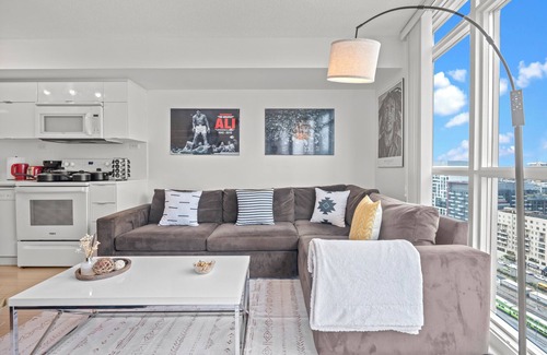 Wellington Place Condominio | 1BR 1 Bath 3 Guests Parking Office Near CN Tower Downtown—By Hostia
