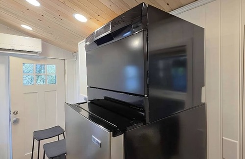 Woodland Hills Cabaña | 1BR 1BA tiny home with W/D a few steps away from Kaiser Woodland Hills