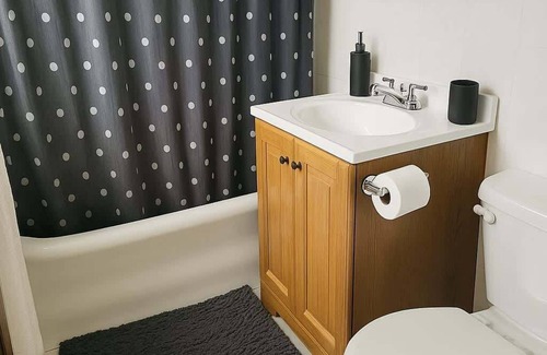 Cragin Apartamento | 1BR Airy Apartment w/ Wi-Fi