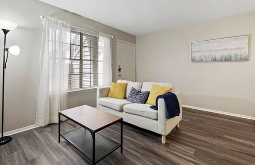 North Austin Civic Association Apartamento | 1BR Apt in Austin, TX: Gym, Pool, Near Attractions