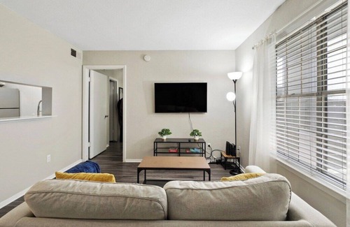 North Austin Civic Association Apartamento | 1BR Apt in Austin, TX: Gym, Pool, Near Attractions