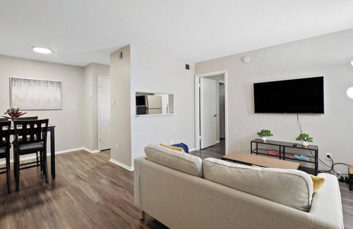 North Austin Civic Association Apartamento | 1BR Apt in Austin, TX: Gym, Pool, Near Attractions