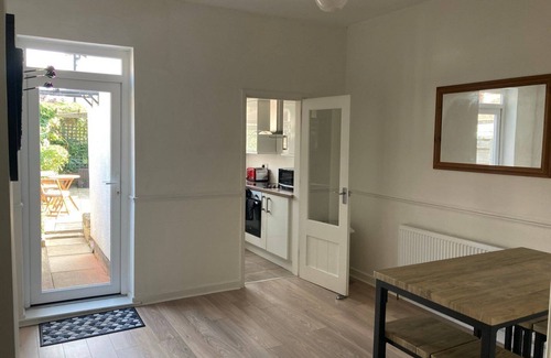 Cheadle Apartamento | 1BR Cheadle Casa de pueblo con jardín.