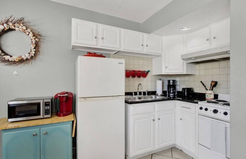 Indian Rocks Beach Apartamento | 1BR Coastal Escape - 5 min Walk to Beach!