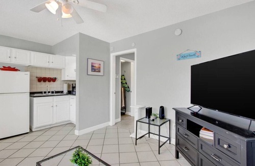 Indian Rocks Beach Apartamento | 1BR Coastal Escape - 5 min Walk to Beach!