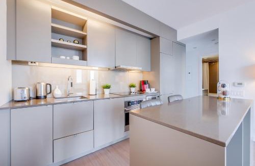 Downtown Toronto Apartamento | 1BR Condo - City View, Near CN Tower & Rogers Center