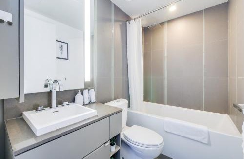 Downtown Toronto Apartamento | 1BR Condo - City View, Near CN Tower & Rogers Center