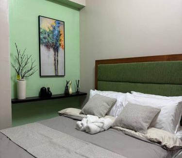 Pinagsama Apartamento | 1BR Condo Near Venice Canal Mall & BGC with Balcony - 8p