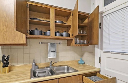 Cragin Apartamento | Contemporary 1BR Apartment with Laundry Facility