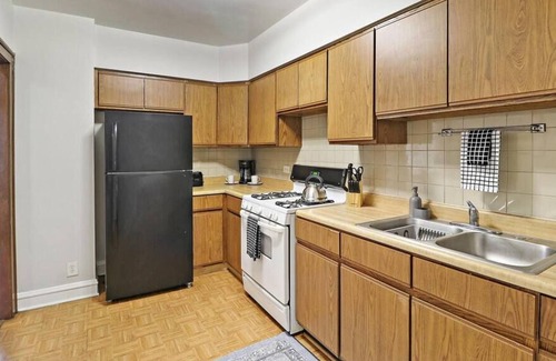 Cragin Apartamento | Contemporary 1BR Apartment with Laundry Facility