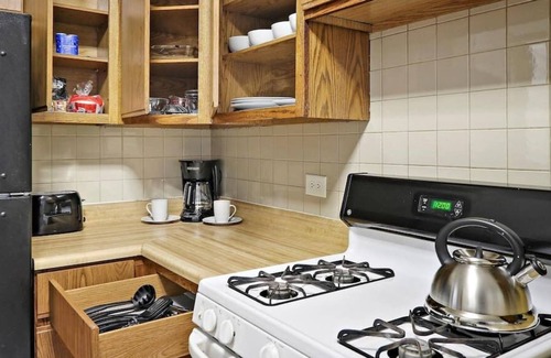 Cragin Apartamento | Contemporary 1BR Apartment with Laundry Facility