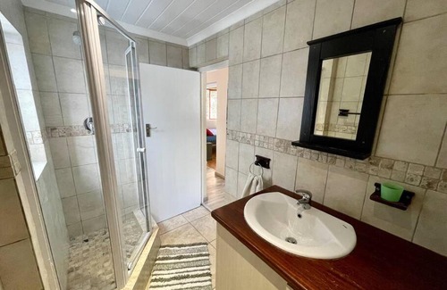 Cape Town City Centre Apartamento | 1BR Cottage Pvt Entry, Load Shed Ready, Book Now!