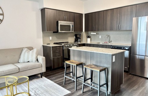 Rexdale Condominio | 1BR+Den Near YYZ with Workspace