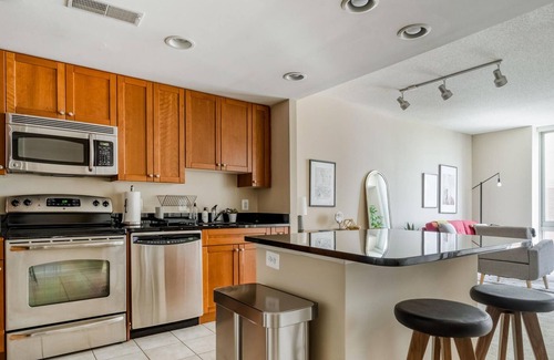 Eisenhower East Apartamento | 1BR in Alexandria w/ Gym and Pool