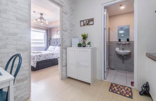 Taytay Apartamento | 1BR Interiored Condo with WiFi, Netflix, Hot Shower - The Hive Residences