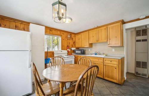 Greenbush Apartamento | 1BR Lakefront Cottage - Perfect for Two