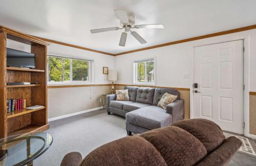 Greenbush Apartamento | 1BR Lakefront Cottage - Perfect for Two