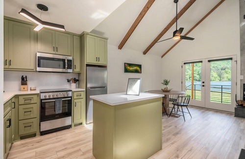 Hiawassee Cabina | 1BR + Loft Lake Chatuge Cabin w/ Mountain Views! (Green Cabin)