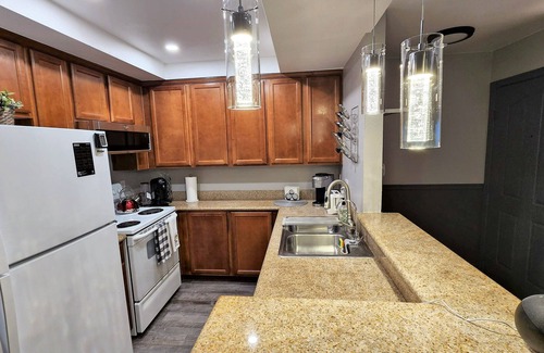 Loma Alta Condominio | 1BR Luxe Condo + pool, gym, parking