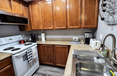 Loma Alta Condominio | 1BR Luxe Condo + pool, gym, parking