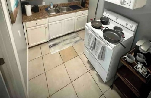 Bay City Apartamento | 1BR Retreat: 2 BD Beach & Shops