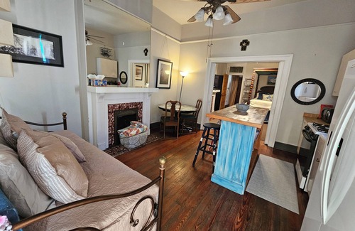 West Riverside Condominio | 5 COLUMNAS GRASAS Y UN FISHPOND; Propietarios fabulosos w / 1BR duerme 2adults / 2kids